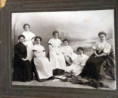 /album/foto-svyashchennikov/tropareva-mariya-nikolaevna-stoit-vospitannitsy-sezhu-1888g-jpg/